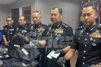 Ab Rahaman menunjukkan barang-barang yang dirampas susulan penahanan suspek.
