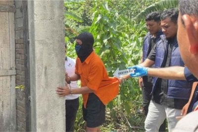 Suspek ketika dibawa semula ke lokasi pembunuhan. Foto: DetikSulsel
