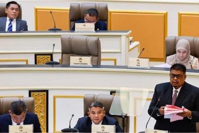 Ab Rauf (kanan) memberi bayangan ‘dua kali Jumaat’ lagi, teka-teki mengenai pembubaran DUN kini semakin terarah kepada penghujung bulan ini. - Foto fail Bernama