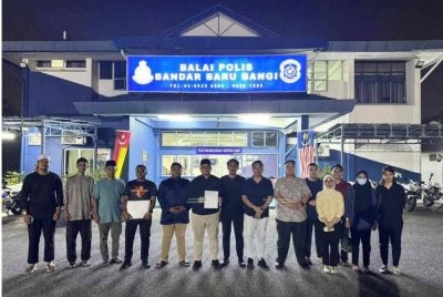 Pemuda Harapan Bangi membuat laporan polis pada Selasa. FOTO: Threads Syahredzan Johan.
