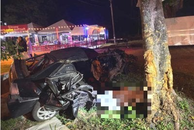 Keadaan kereta dinaiki mangsa yang remuk setelah terbabas melanggar pokok di Kilometer 134 Jalan Kuantan-Johor Bahru pada Selasa. Foto Polis Rompin
