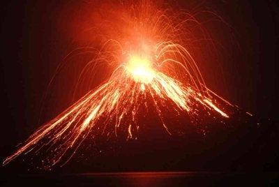 Gunung Anak Krakatau kembali meletus awal Rabu ketika aktiviti gunung berapi yang terletak di Selat Sunda itu terus berlanjutan susulan beberapa letusan baru-baru ini. Foto AFP