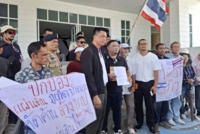Saychol (tengah), menyerahkan petisyen kepada Ketua Daerah Muang, Siwatch Rawangkul, bagi memohon pembatalan sambutan Tahun Baharu Yahudi yang dirancang pada Jumaat ini. Foto Bangkok Post