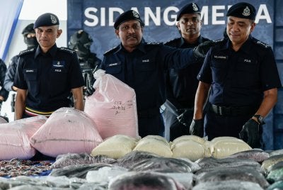Hussein menunjukkan barangan rampasan pada sidang media mengenai kejayaan JSJN dalam membongkar makmal haram memproses dadah dan menumpaskan sindiket pengedaran dadah tempatan dan antarabangsa bernilai RM 2.41 billion di Jalan Eko Perindustrian, Puncak Alam pada Rabu. Foto Bernama