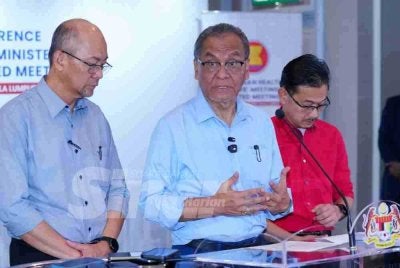 Menteri Kesihatan, Datuk Seri Dr Dzulkefly Ahmad (tengah) bercakap dalam sidang media khas berkaitan nahas helikopter Perkhidmatan Doktor Udara (FDS) di sebuah hotel di sini pada Rabu. Turut bersama Ketua Pengarah Kesihatan, Datuk Dr Mahathar Abd Wahab (kiri). FOTO : SINAR HARIAN / MOHD HALIM ABDUL WAHID