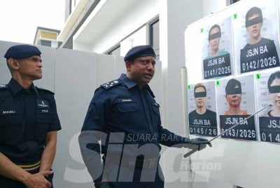Hussein ketika sidang media mengenai kejayaan JSJN dalam membongkar makmal haram memproses dadah dan menumpaskan sindiket pengedaran dadah tempatan dan antarabangsa bernilai RM2.41 billion di Puncak Alam pada Rabu. Foto Bernama