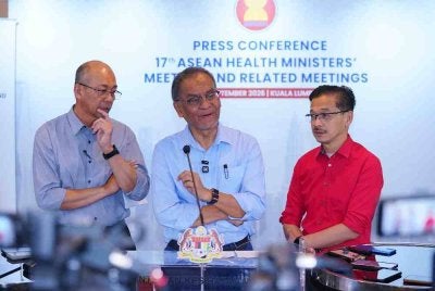 Dzulkefly (tengah) pada sidang media di ibu negara pada Rabu berhubung perkembangan nahas helikopter FDS.
