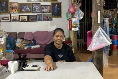 Bungan menunjukkan tempat kru berkenaan berdiri ketika beliau berbual dengan mereka. Foto The Borneo Post