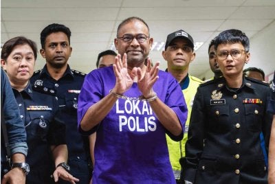 Bekas Pengerusi Lembaga Tabung Haji (TH) Datuk Seri Abdul Azeez Abdul Rahim diiringi anggota polis selepas prosiding pendakwaan di Mahkamah Sesyen Kuala Lumpur hari ini. Foto Bernama