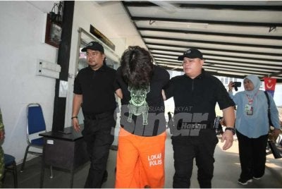 Tertuduh dibawa keluar dari Mahkamah Majistret Kulai pada Rabu selepas dituduh membunuh dan cubaan membunuh empat individu lain. 