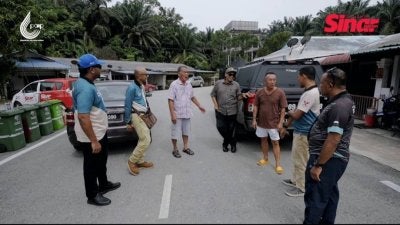 Beberapa penduduk berbincang dengan kakitangan PAIP mengenai manfaat yang diterima oleh mereka.
