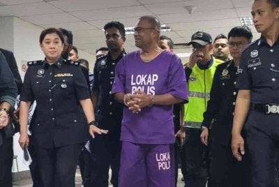 Abdul Azeez yang memakai baju lokap polis berwarna unggu dalam keadaan bergari, dibawa ke kaunter bagi urusan jaminan di Kompleks Mahkamah Kuala Lumpur pada Rabu.