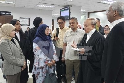 Idham Wazir (tiga dari kanan) berbincang dengan peguam selepas keputusan kes pencemaran Sungai Kim Kim di Mahkamah Tinggi Sivil Johor Bahru.