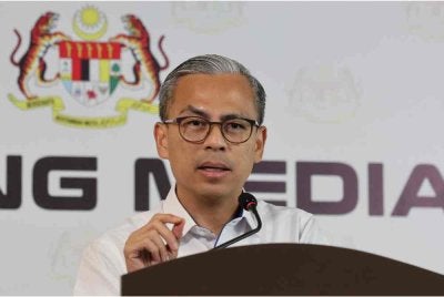 Fahmi Fadzil bercakap pada sidang akhbar mingguan Kabinet di Menara Komunikasi hari ini. - Foto: Bernama