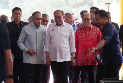 Anwar (tengah) bersama Nazir Razak (kiri) dan Tun Musa ketika hadir ke program Mengenang Negarawan Tun Abdul Razak yang diadakan di Memorial Tun Abdul Razak, Kuala Lumpur pada Selasa.