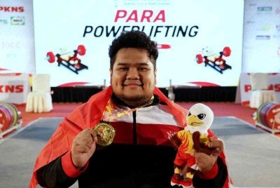 Wan Nur Azri mengungguli acara angkat berat kategori lelaki sehingga 107kg pada Para SUKMA di Shah Alam. Foto : Bernama.