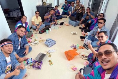 Afnan Hamimi (kanan) bersama Pemuda Pas lain membuat persiapan menghadiri PAU pada Khamis.