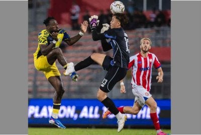 Penjaga KL City, Ameerul Eqhwan Mohd Fauzi (tengah) cuba menghalang pemain Perak, Nnabuike Chijioke Chukwu dalam saingan Piala FA di Stadium Bolasepak Kuala Lumpur, Cheras. Foto : Bernama.