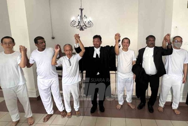 Peguam, Kamal Hisham Jaafar bersama anak-anak guamnya gembira selepas Mahkamah Tinggi melepas dan membebaskan semua tertuduh daripada edar dadah.