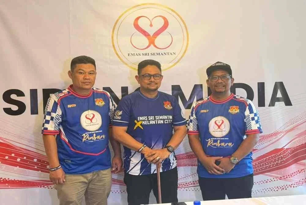 Mohamad Hafizal (tengah) bersama Ahmad Razali (kiri) dan Muhammad Fadzli sempena sidang media di Paroi.