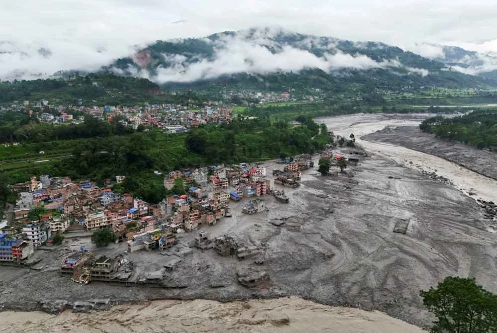 Sebahagian besar perkampungan di Lembah Trishuli yang lenyap ditelan lumpur tebal akibat runtuhan tersebut.