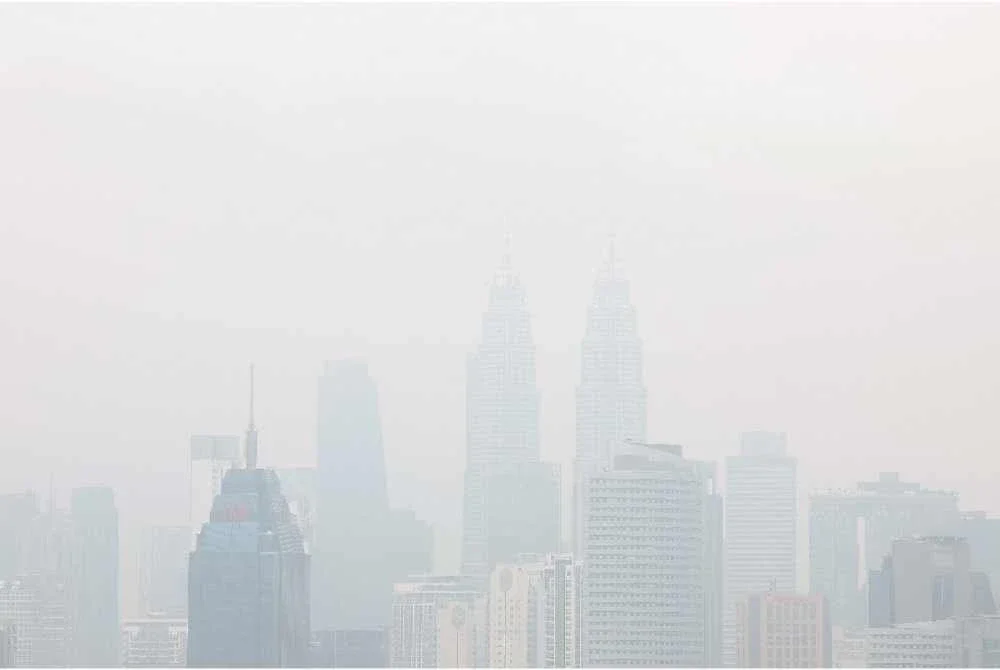 Pemandangan di Menara Berkembar Petronas kelihatan kabur berikutan jarak penglihatan terjejas akibat jerebu