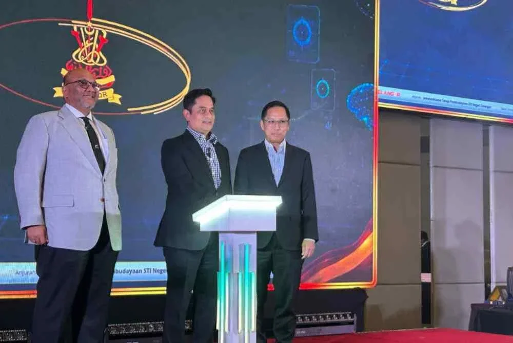 Mohammad Fahmi (tengah) meletakan tangan sebagai simbolik pada Majlis Penutup HEKATON dan Forum AI di sini pada Rabu.