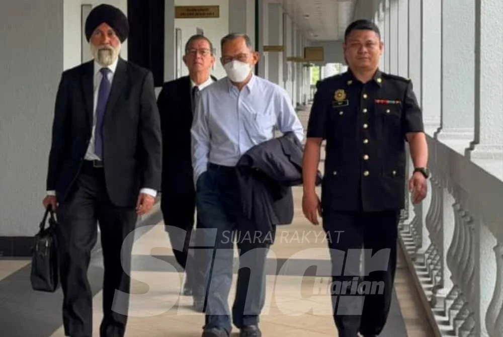 Azmi (dua dari kanan) hadir ke Mahkamah Sesyen Kuala Lumpur pada Khamis, bagi menghadapi kes menipu seorang pegawai sebuah syarikat berkaitan tawaran kadar sewaan harian kapal, dua tahun lalu.