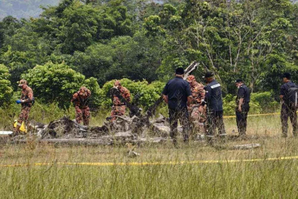 Operasi mencari dan menyelamat (SAR) di sekitar lokasi nahas helikopter Perkhidmatan Doktor Udara (FDS) yang terhempas berdekatan Long Lellang Short Take-Off and Landing Airport (STOLport), Ulu Baram. Foto Bernama