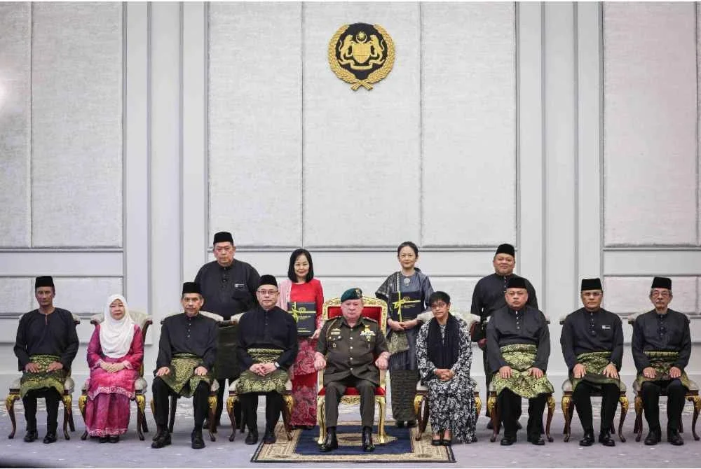 Sultan Ibrahim berkenan bergambar bersama penerima surat cara pelantikan iaitu Hakim Mahkamah Rayuan, Alice Loke Yee Ching (belakang, dua dari kiri) dan Hakim Mahkamah Tinggi Alaine Yap Chin Ghaik (belakang, dua dari kanan) di Istana Negara. Foto Bernama