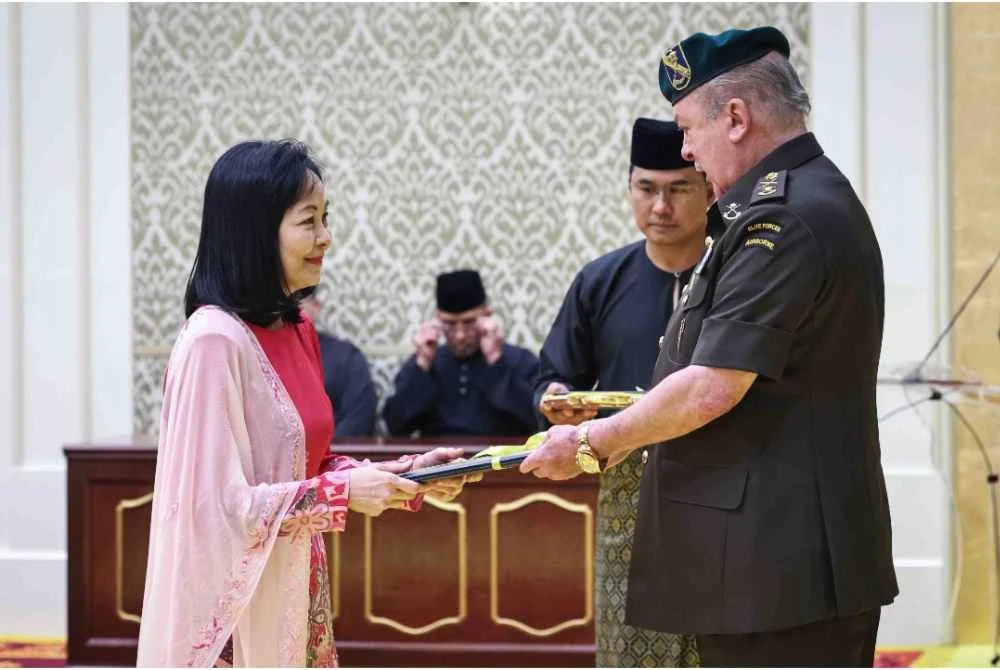 Sultan Ibrahim berkenan mengurniakan surat cara pelantikan kepada Hakim Mahkamah Rayuan, Alice Loke Yee Ching di Istana Negara. Foto Bernama