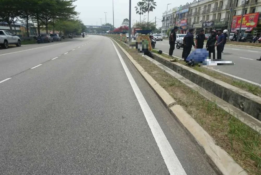 Mangsa maut di lokasi kejadian dalam kemalangan di Kilometer 2, Jalan Temerloh-Mentakab pada Rabu. Foto: IPD Temerloh