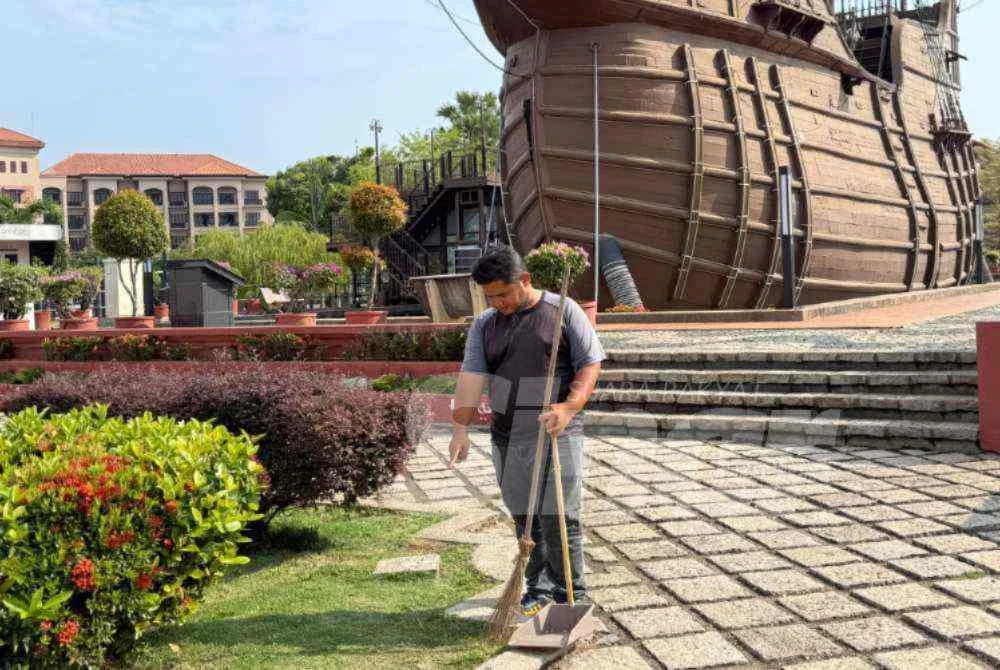 Anddy menunjukkan lokasi gelang emas itu ditemui. Foto SINAR HARIAN/NORAFIZA JAAFAR