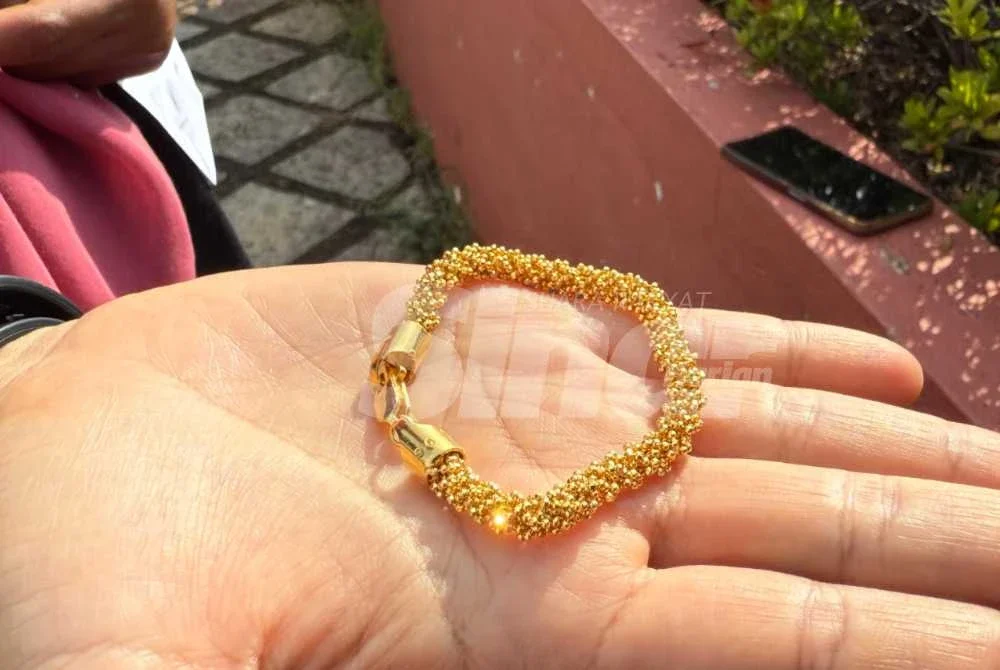 Gelang emas ditemui pada Ahad lalu. Foto SINAR HARIAN/NORAFIZA JAAFAR
