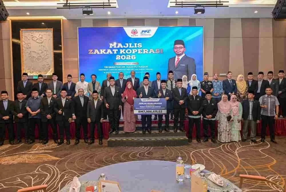 Zulkifli (depan, sepuluh dari kiri) bersama wakil 15 koperasi yang menunaikan zakat perniagaan.