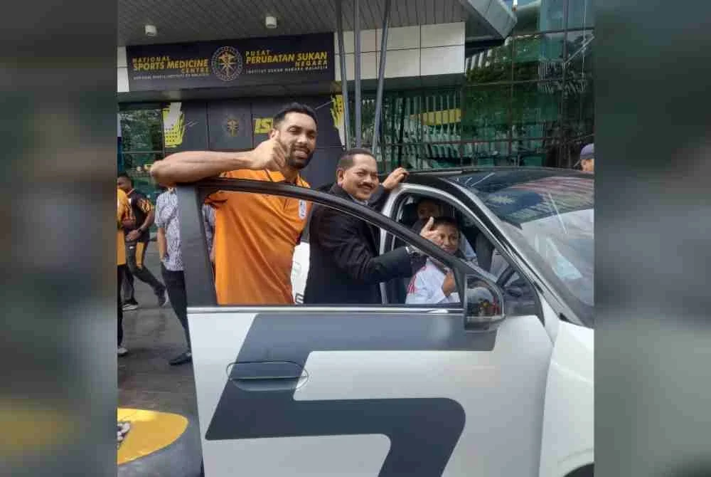 Nur Azmi (tengah) menunjukkan kereta EV sebagai hadiah buat atlet karate yang berjaya membawa pulang pingat emas Sukan Asia Aichi-Nagoya 2026.
