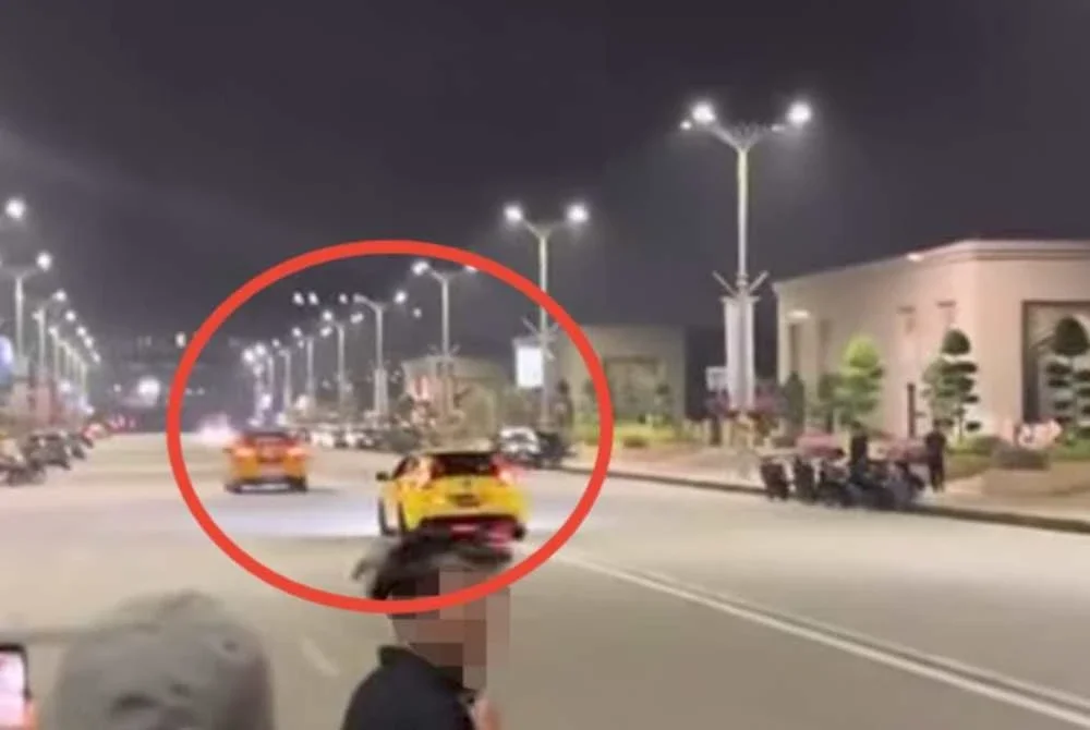 Tangkap layar rakaman video tular memaparkan aksi menguji kelajuan di Jambatan Putra di Putrajaya.