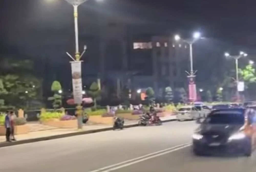 Tangkap layar rakaman video tular memaparkan aksi menguji kelajuan di Jambatan Putra di Putrajaya.