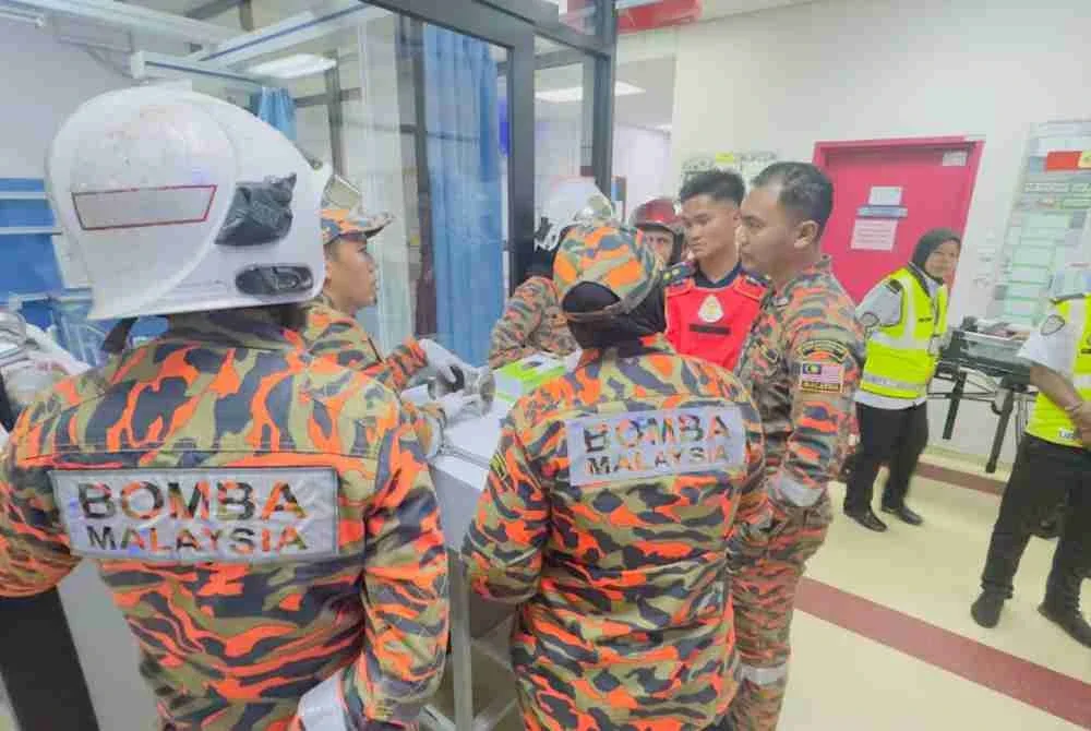 Operasi mengeluarkan jari tangan kiri tersepit. Foto: JBPM Melaka