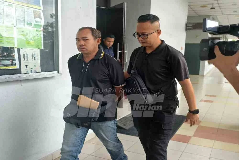 Mohd Suhaimi (kiri) mengaku bersalah atas pertuduhan menghantar gambar dan video lucah bekas isterinya menerusi WhatsApp.