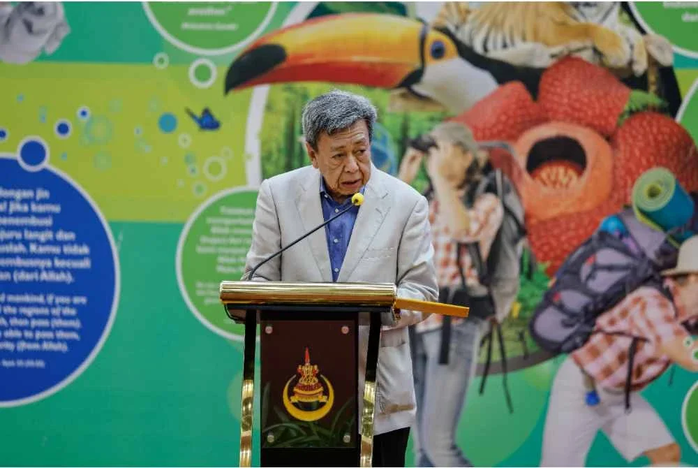 Sultan Sharafuddin Idris Shah berkenan menyampaikan titah pada Majlis Pelancaran Buku ‘Ph.D Dari Penjara’ yang dihasilkan oleh Dr Malik Yatam di Pustaka Raja Tun Uda. Foto Bernama