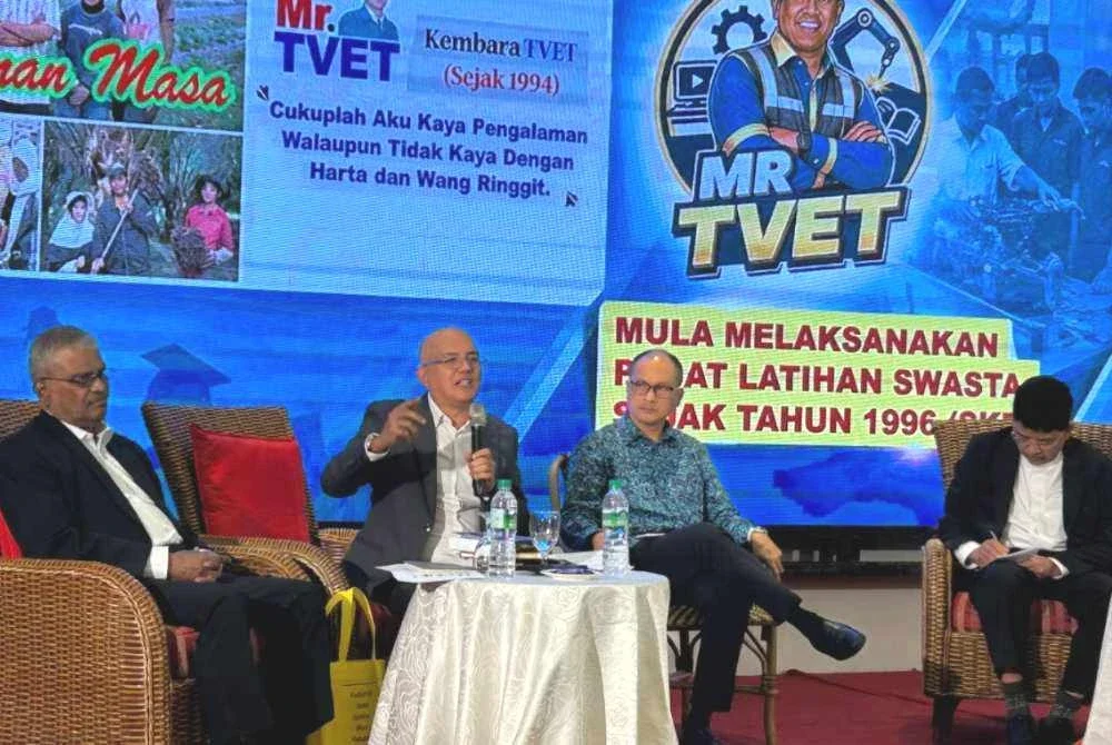 Nordin (dua dari kiri) menyampaikan pandangannya ketika Forum Khas 'Mengimbau Sejarah Perjuangan PLKS Mengharungi Cabaran Demi TVET Negara: Kejayaan, Keresahan dan Harapan Menuju Masa Depan' di Bangi pada Khamis.