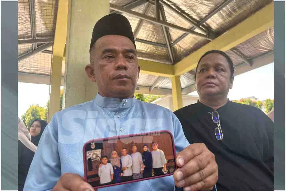 Khairul Nizam menunjukkan gambar kenangan keluarganya ketika sambutan hari raya aidilfitri tahun ini