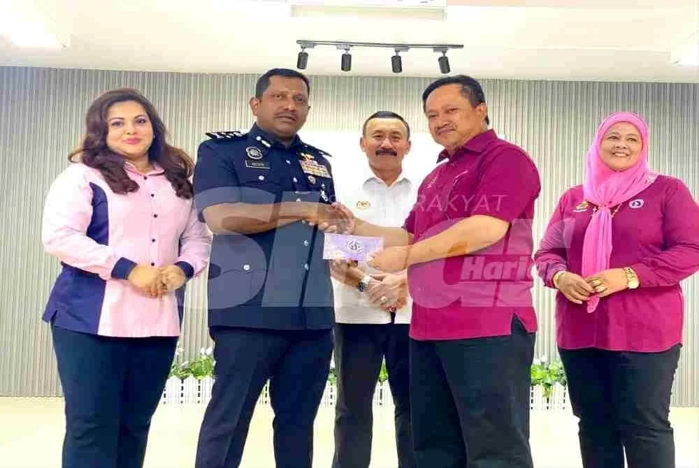 Hussein (dua dari kiri) ditemani Ruslin (tengah) menyampaikan sumbangan kepada penerima semasa mengadakan Lawatan Strategik ke PUSPEN Bachok di Bachok pada Khamis.