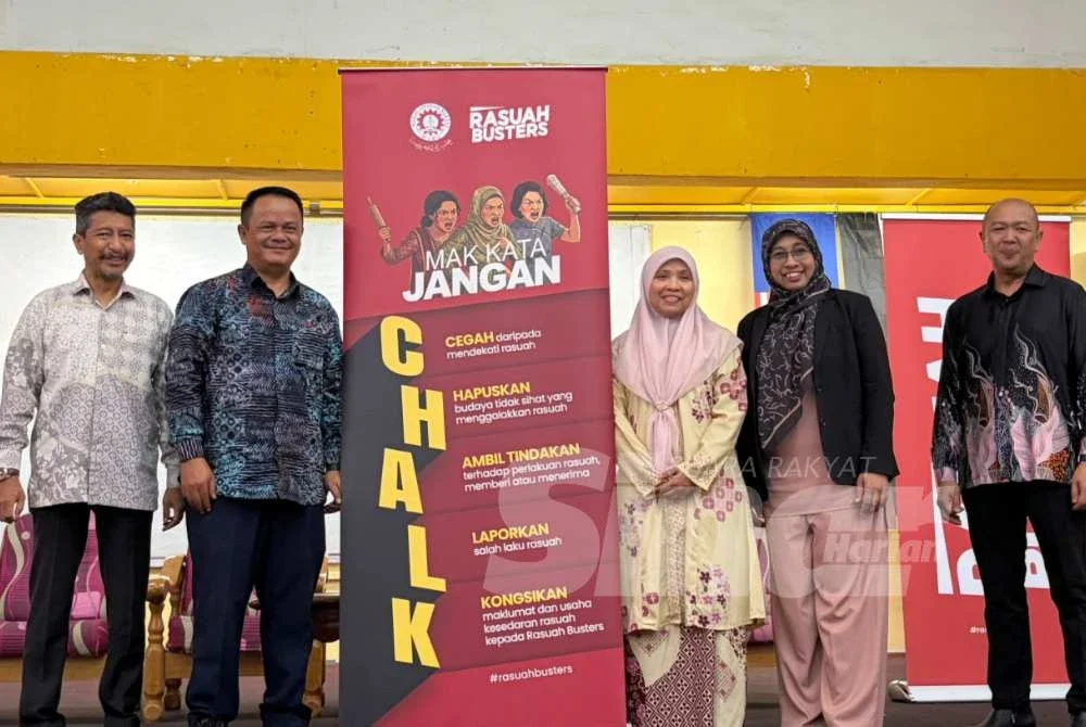 Nurhayati (dua dari kanan) bersama Dr Suzilasahibatul (tiga dari kanan) dan rakan kerjasama bergambar kenangan sempena Jelajah Antirasuah IPMA di TVETMARA Pekan pada Khamis. Foto SINAR HARIAN