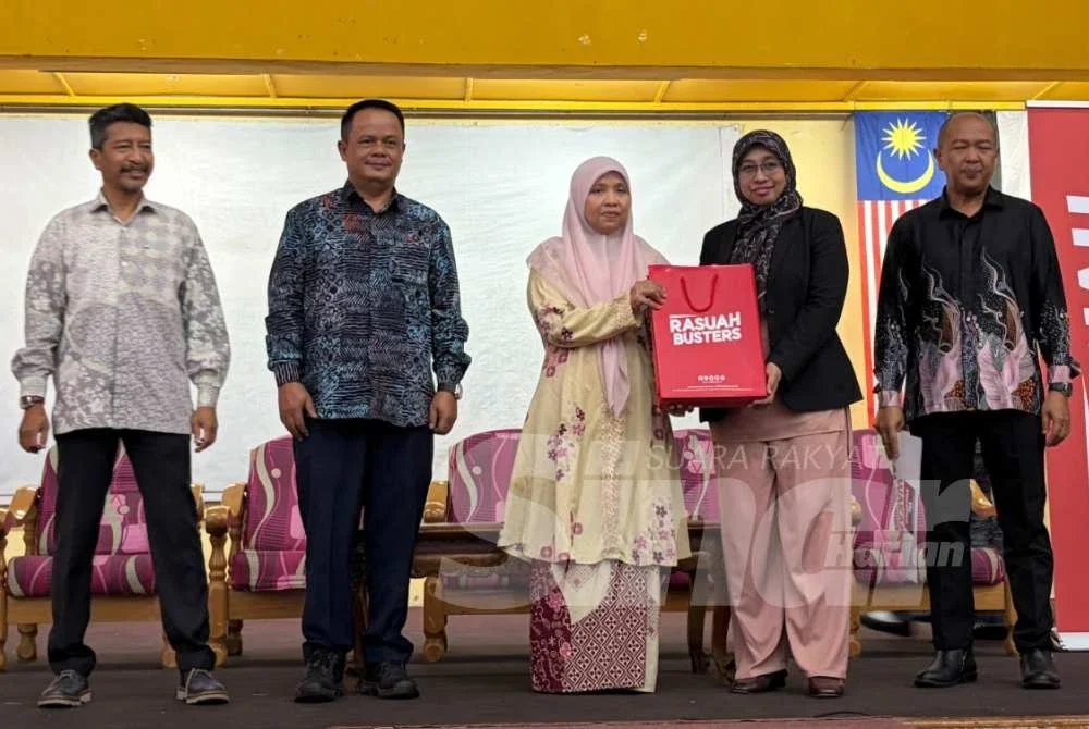 Nurhayati (dua dari kanan) menyampaikan cenderahati hati kepada Dr Suzilasahibatul pada Program Jelajah Antirasuah IPMA di TVET MARA Pekan di sini pada Khamis. Foto SINAR HARIAN