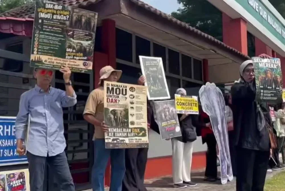 Peserta Perhimpunan Aman “Rakyat Malaysia Bersuara Kembalikan Dara, Amoi & Kelat” berkumpul di Ibu Pejabat Perhilitan, Cheras, Kuala Lumpur, pada Khamis.