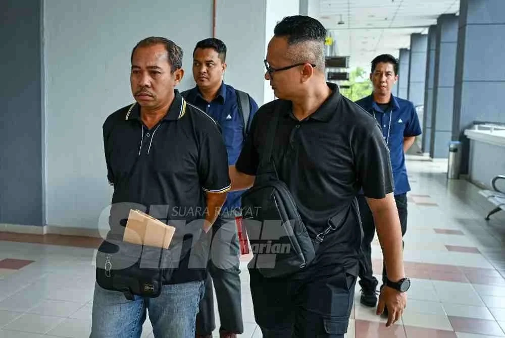 Pemandu lori Mohd Suhaimi Yusof, 50, (kiri) didenda RM30,000 selepas mengaku bersalah di Mahkamah Sesyen hari ini atas lima pertuduhan menghantar komunikasi lucah dengan niat menganggu seorang individu menerusi aplikasi WhatsApp pada Mac 2023.