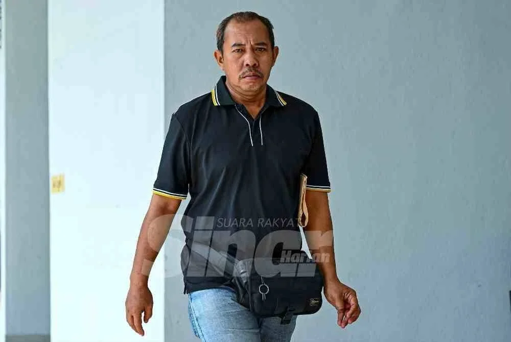 Pemandu lori Mohd Suhaimi Yusof, 50, didenda RM30,000 selepas mengaku bersalah di Mahkamah Sesyen hari ini atas lima pertuduhan menghantar komunikasi lucah dengan niat menganggu seorang individu menerusi aplikasi WhatsApp pada Mac 2023.