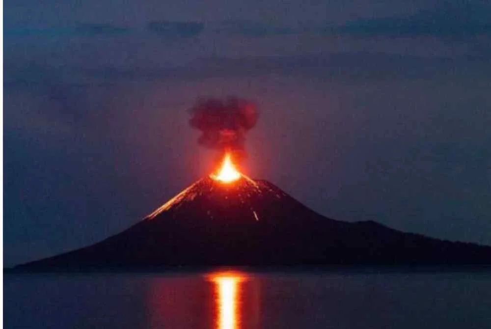 Empat gunung berapi di Indonesia, termasuk Gunung Anak Krakatau, merekodkan sekurang-kurangnya 13 letusan pada Khamis. Gambar fail